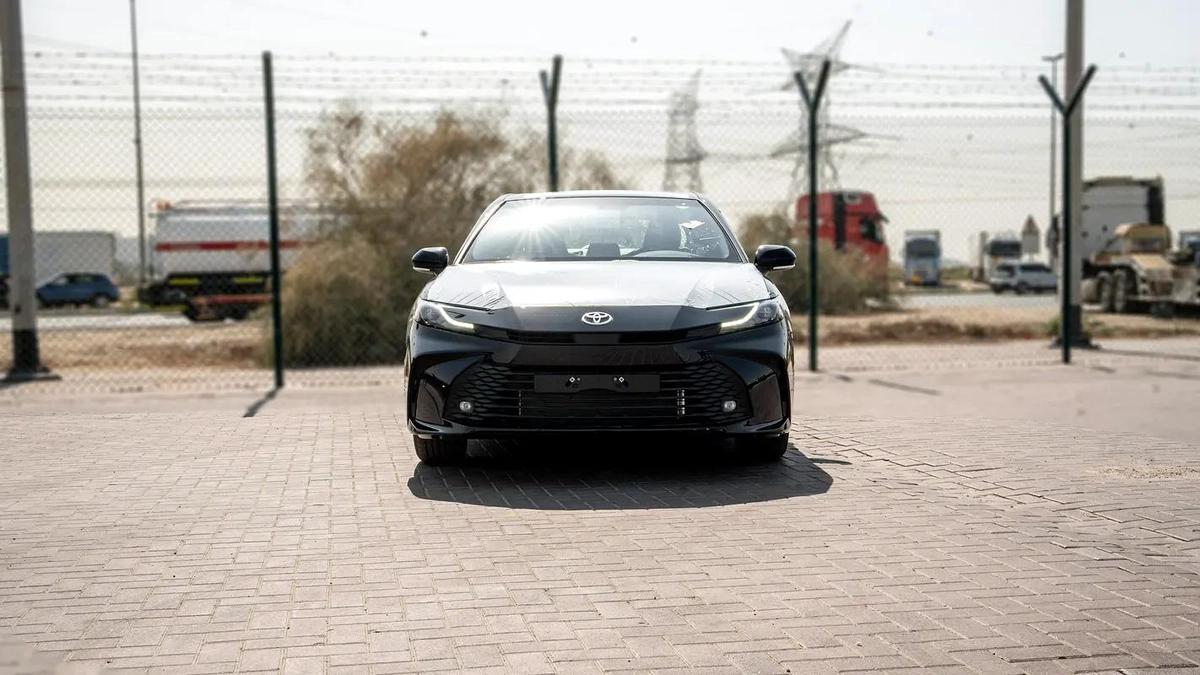 2026 Toyota Camry E-plus 2.5L Hybrid (Black-Beige)-18-18