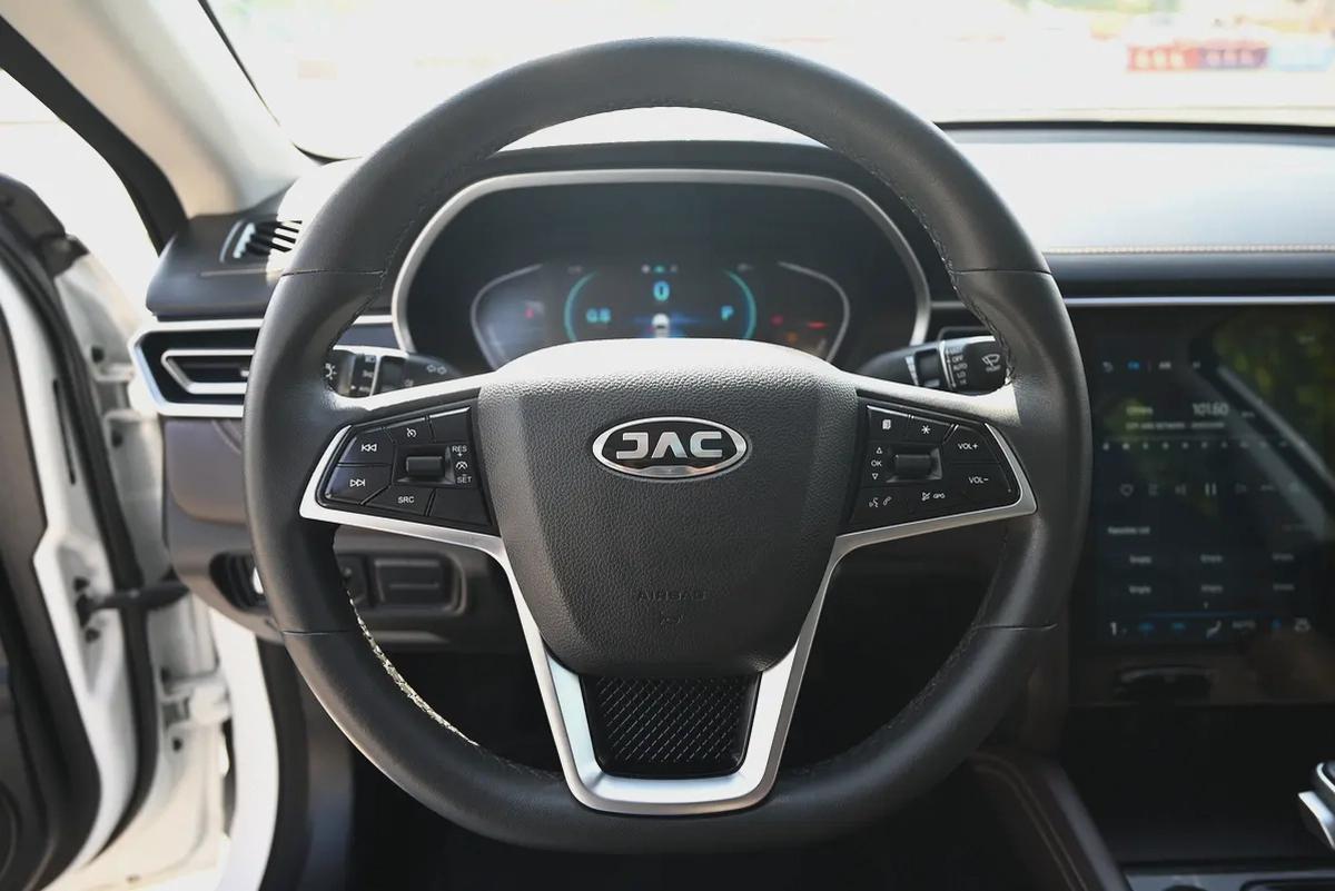 0% DP - FREE WARRANTY - JAC J7 LUXURY 2023 - LOW MILEAGE - GCC-9-9