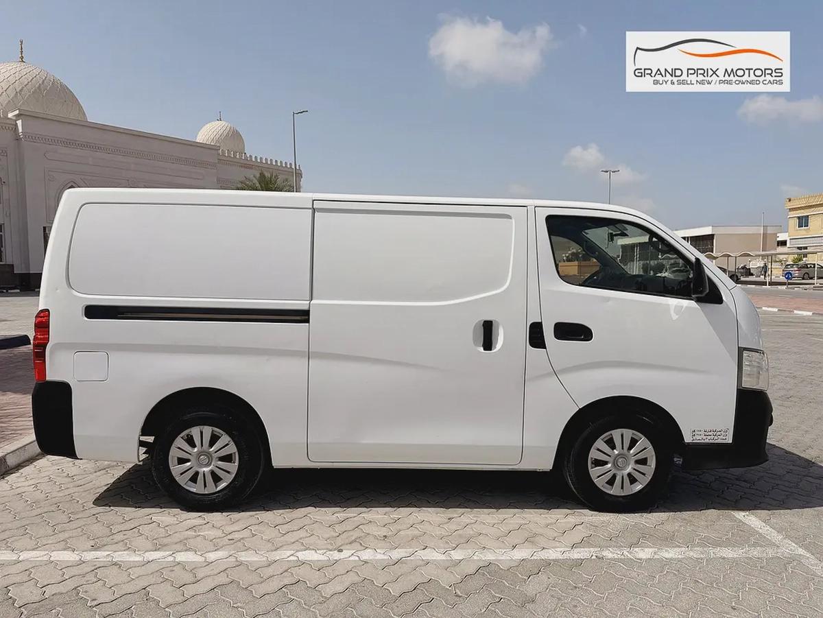 Nissan Urvan NV350 3 Seater AUTOMATIC 2022 Model GCC Specs With Service History In Perfect Condition-3-3