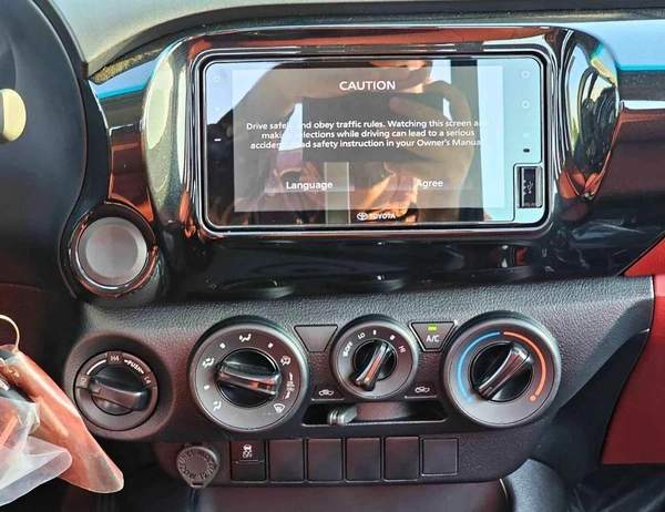 Toyota Hilux SINGLE CABIN BASIC / 5 + 2 HOOKS LONG BODY / 2.4L DIESEL M/T / PWR WINDOWS