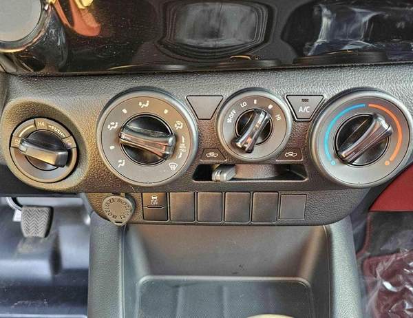 Toyota Hilux SINGLE CABIN BASIC / 5 + 2 HOOKS LONG BODY / 2.4L DIESEL M/T / PWR WINDOWS
