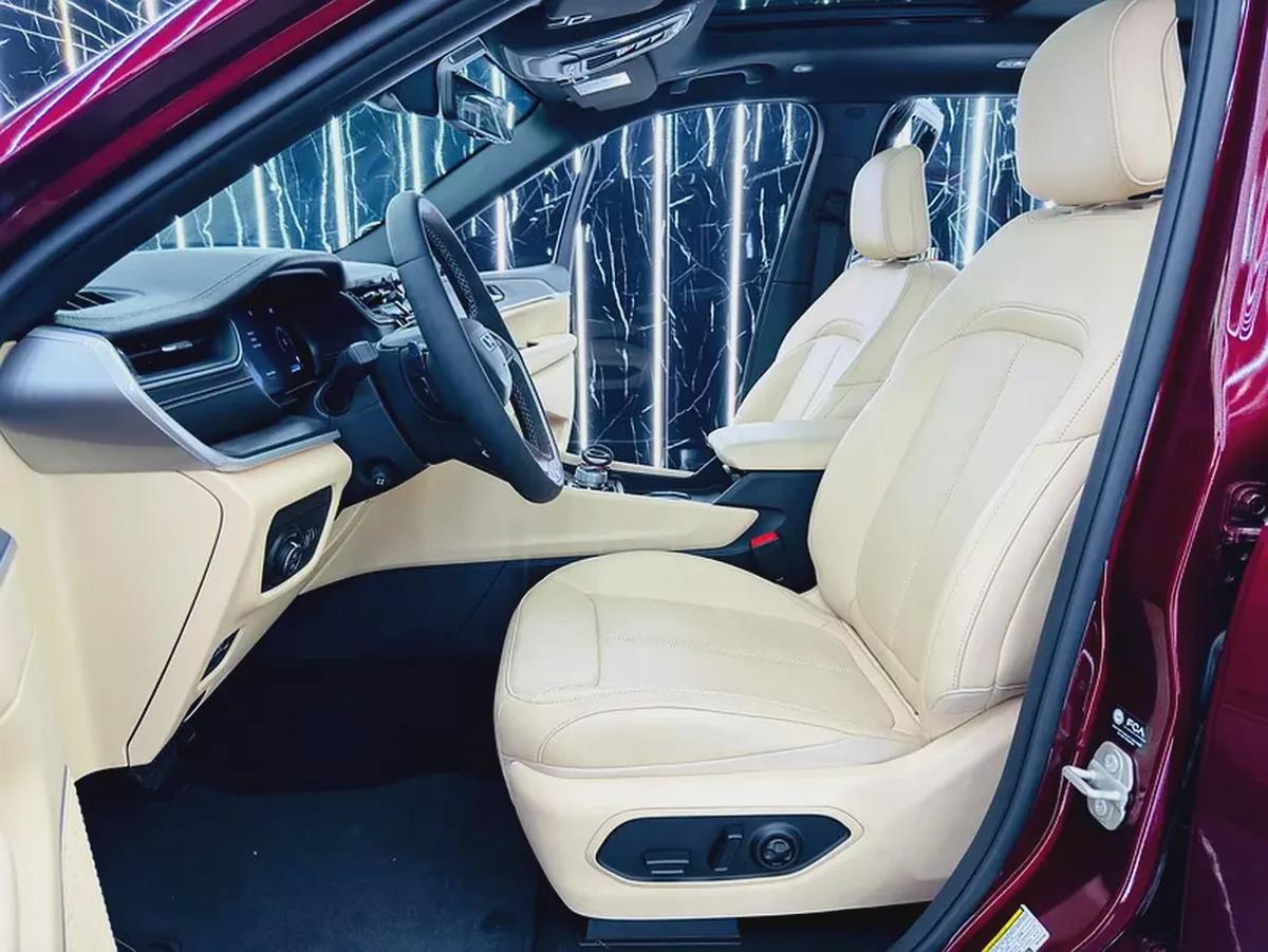 Jeep Grand Cherokee 2024 GCC specs for 155,000.00 AED-9-9