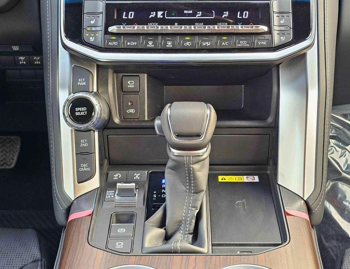Toyota Land Cruiser VX LC300 | 4.0L V6 PETROL | RADAR | POWER SEATS | BIG DVD | JBL SPEAKERS | 360* CAMERA | SUNROOF | F-8-8