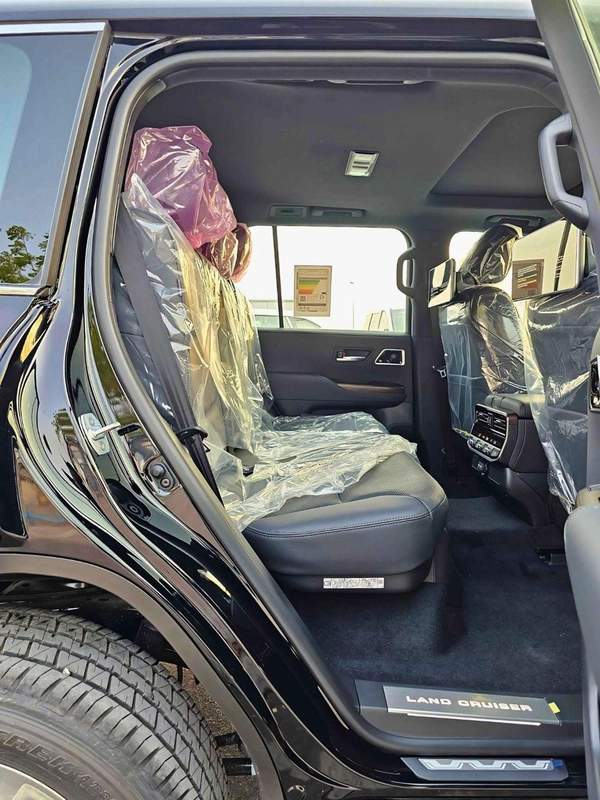 Toyota Land Cruiser VX LC300 | 4.0L V6 PETROL | RADAR | POWER SEATS | BIG DVD | JBL SPEAKERS | 360* CAMERA | SUNROOF | F