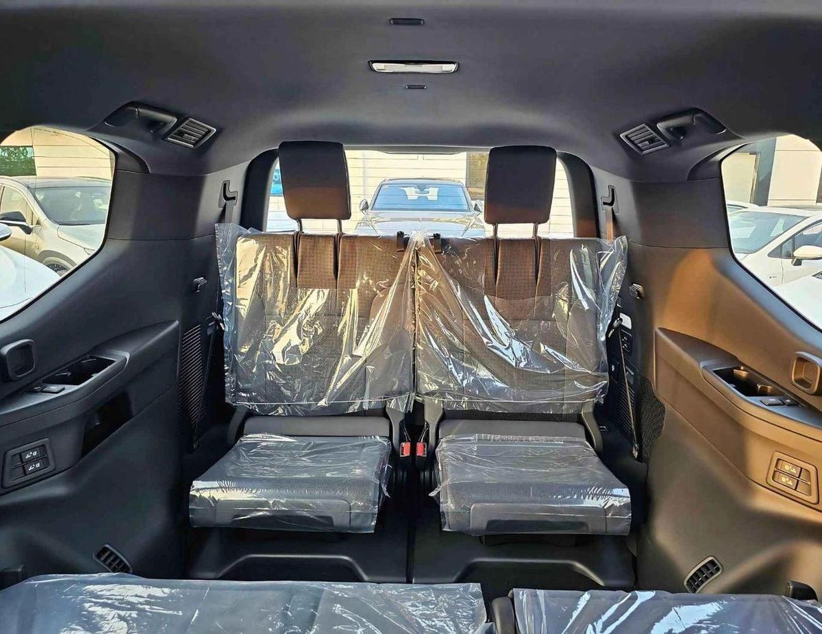 Toyota Land Cruiser VX LC300 | 4.0L V6 PETROL | RADAR | POWER SEATS | BIG DVD | JBL SPEAKERS | 360* CAMERA | SUNROOF | F-17-17