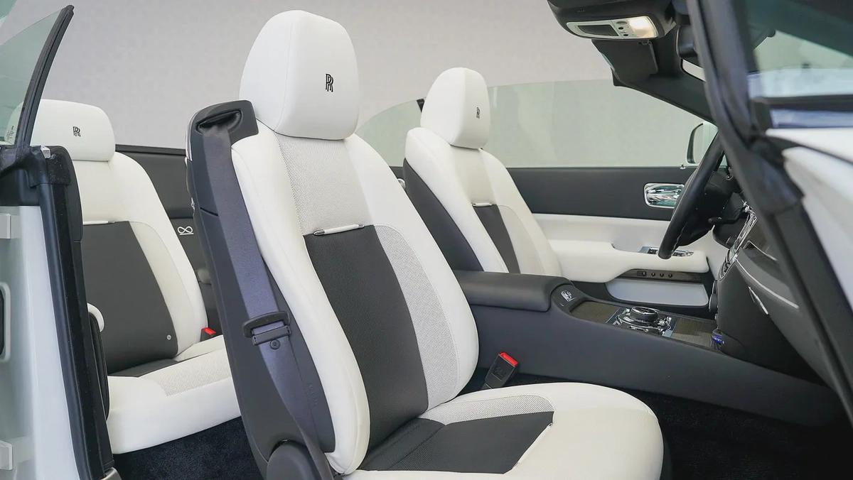 Special Offer | AED 24,536 PM | Up to 3 Years Warranty | 2019 Rolls-Royce Dawn Black Badge-4-4