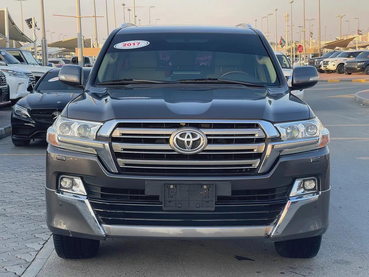 Toyota Land Cruiser GXR 2017 - GCC Specs - Perfect Condition-0-0