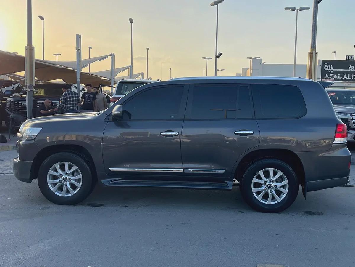 Toyota Land Cruiser GXR 2017 - GCC Specs - Perfect Condition-2-2