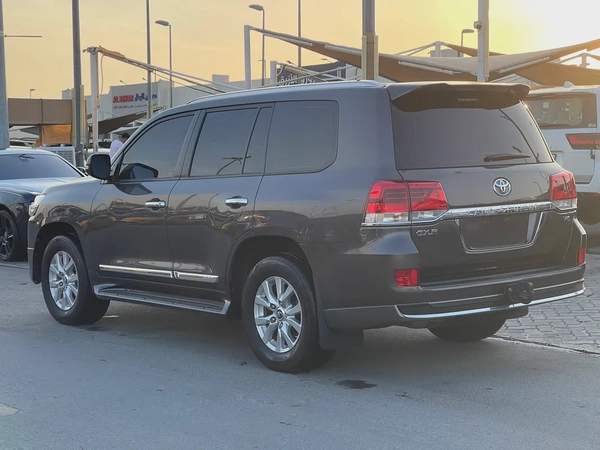Toyota Land Cruiser GXR 2017 - GCC Specs - Perfect Condition