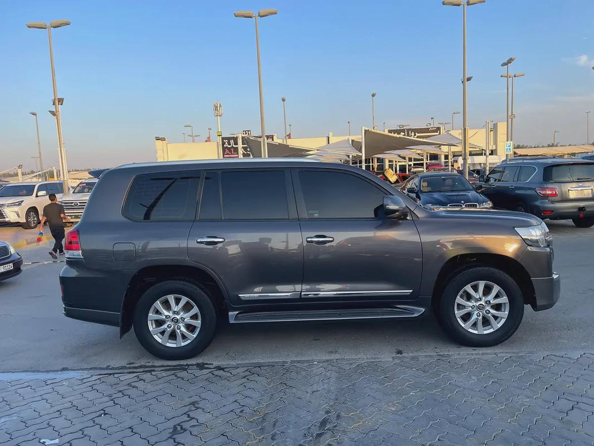 Toyota Land Cruiser GXR 2017 - GCC Specs - Perfect Condition-6-6