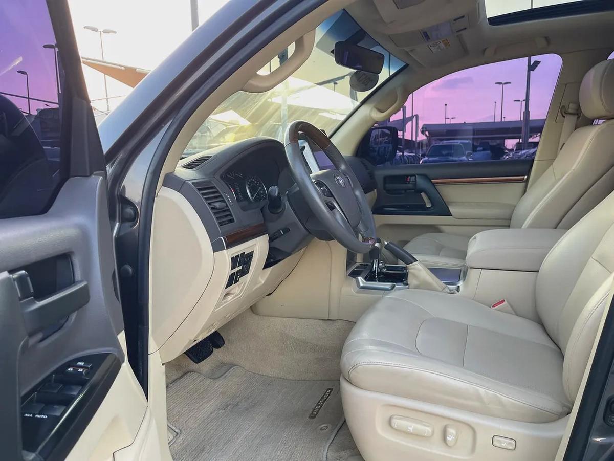 Toyota Land Cruiser GXR 2017 - GCC Specs - Perfect Condition-9-9