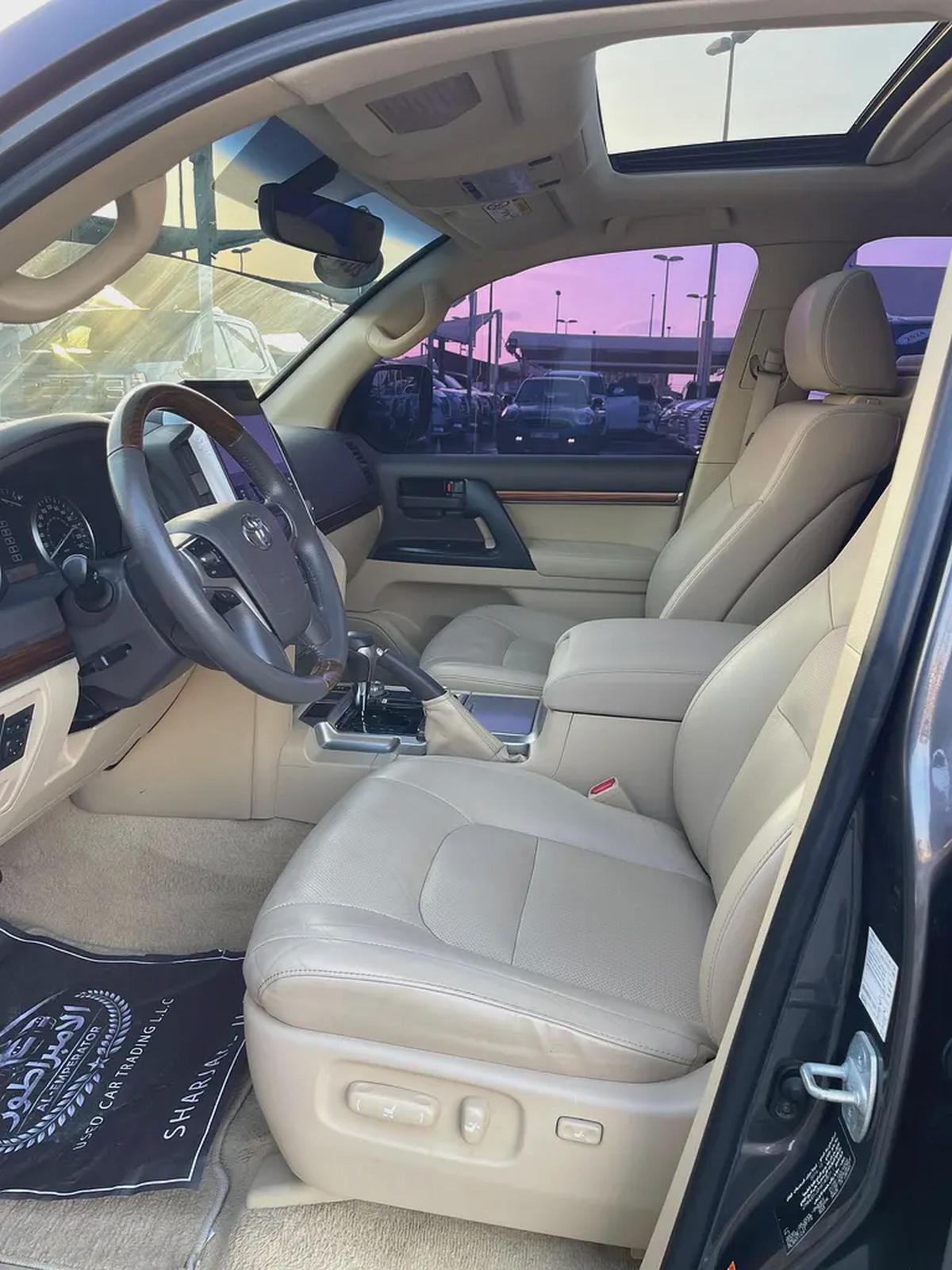 Toyota Land Cruiser GXR 2017 - GCC Specs - Perfect Condition-10-10