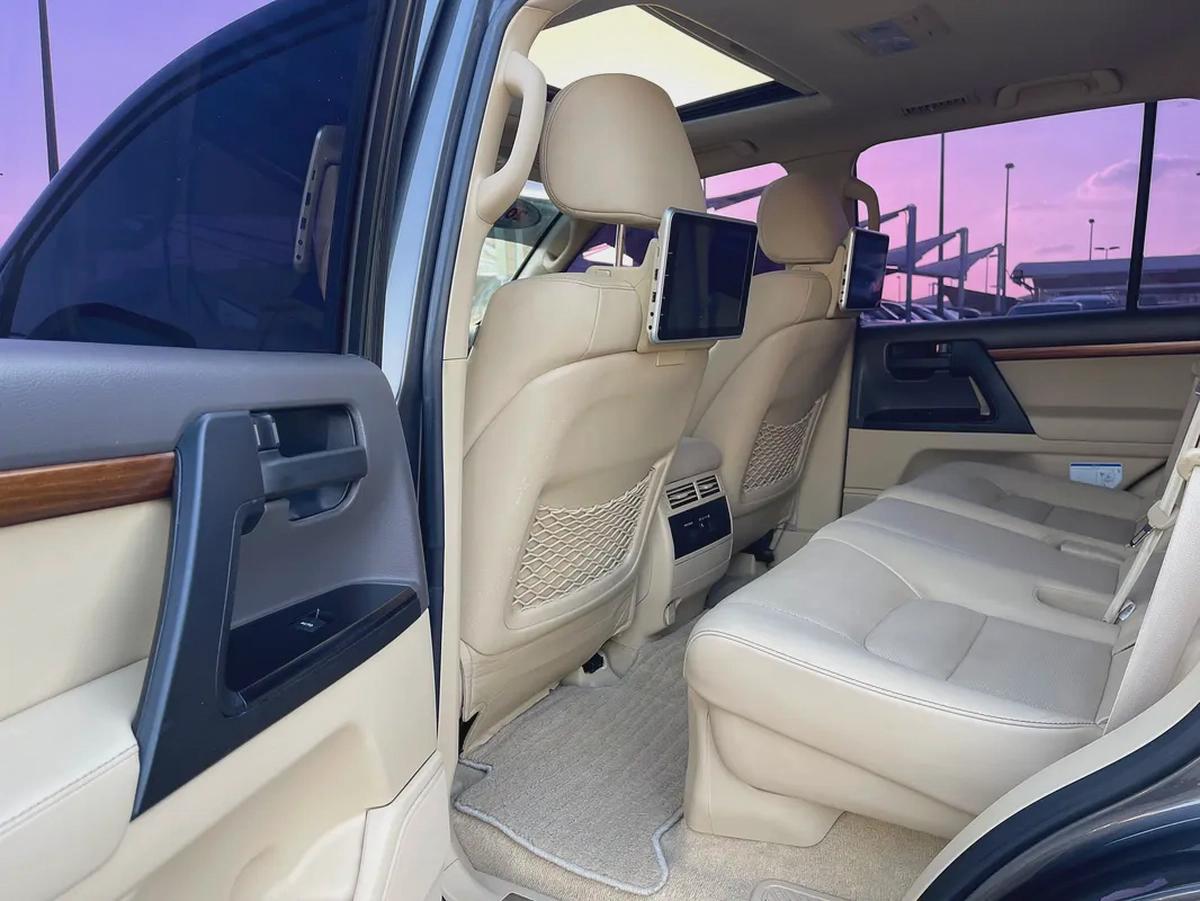 Toyota Land Cruiser GXR 2017 - GCC Specs - Perfect Condition-11-11