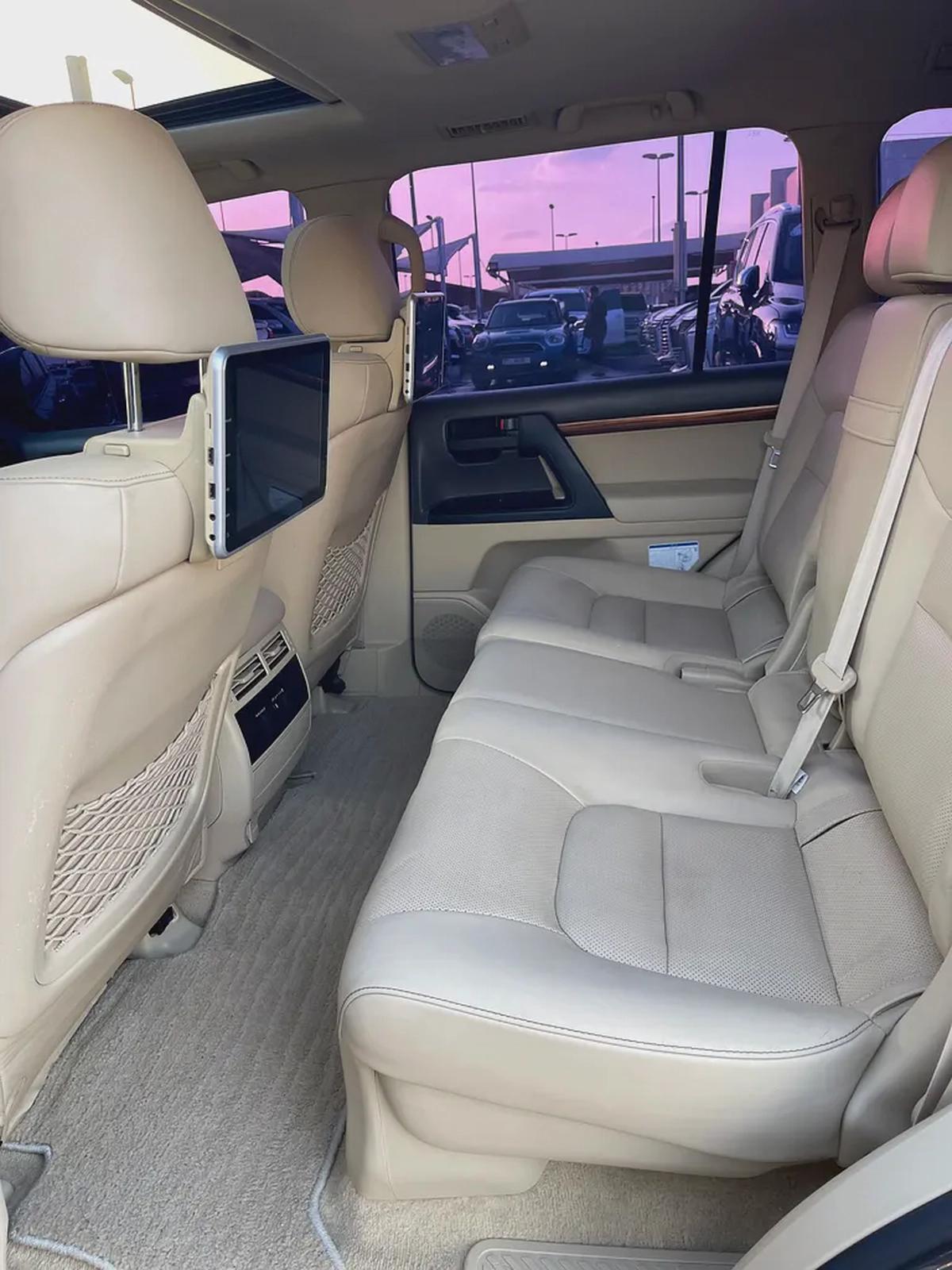 Toyota Land Cruiser GXR 2017 - GCC Specs - Perfect Condition-12-12