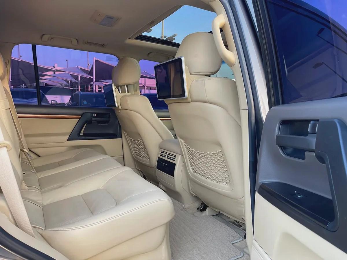 Toyota Land Cruiser GXR 2017 - GCC Specs - Perfect Condition-13-13