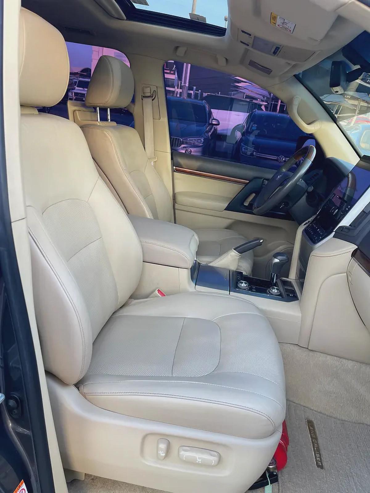 Toyota Land Cruiser GXR 2017 - GCC Specs - Perfect Condition-16-16