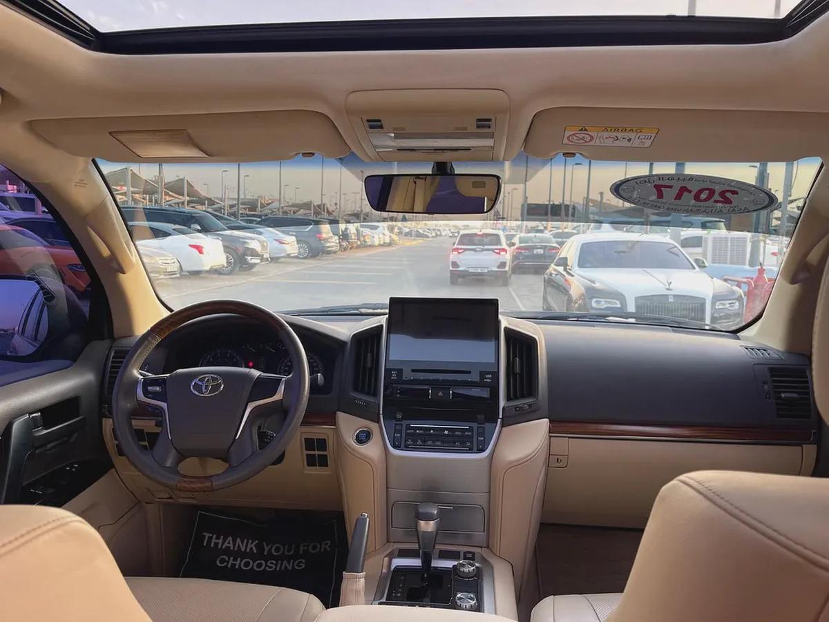 Toyota Land Cruiser GXR 2017 - GCC Specs - Perfect Condition-17-17