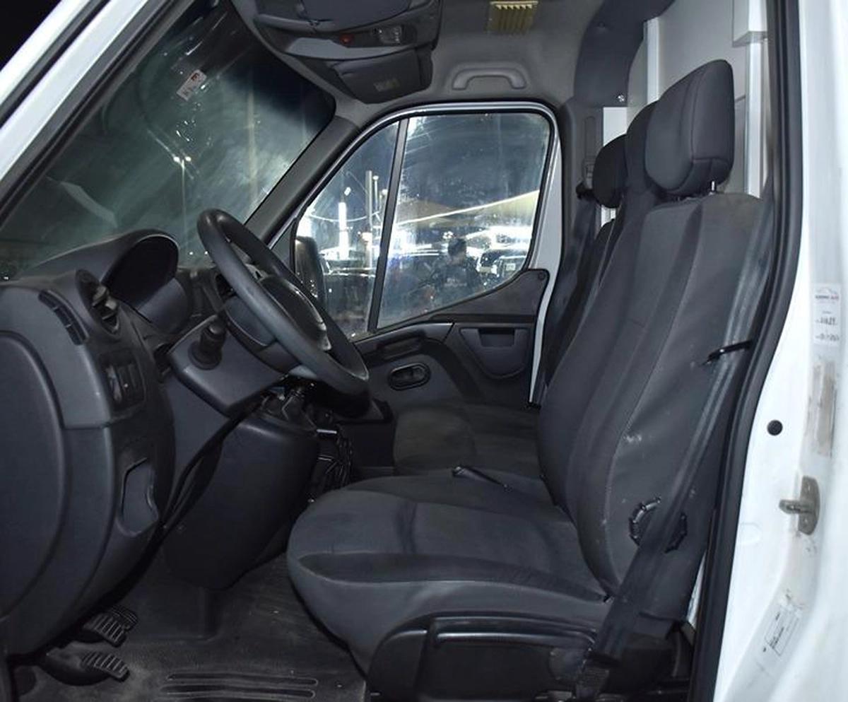 Renault Master ( 2020 Model ) in White Color GCC Specs-3-3
