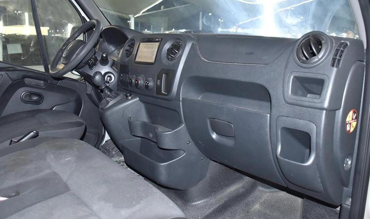 Renault Master ( 2020 Model ) in White Color GCC Specs-5-5
