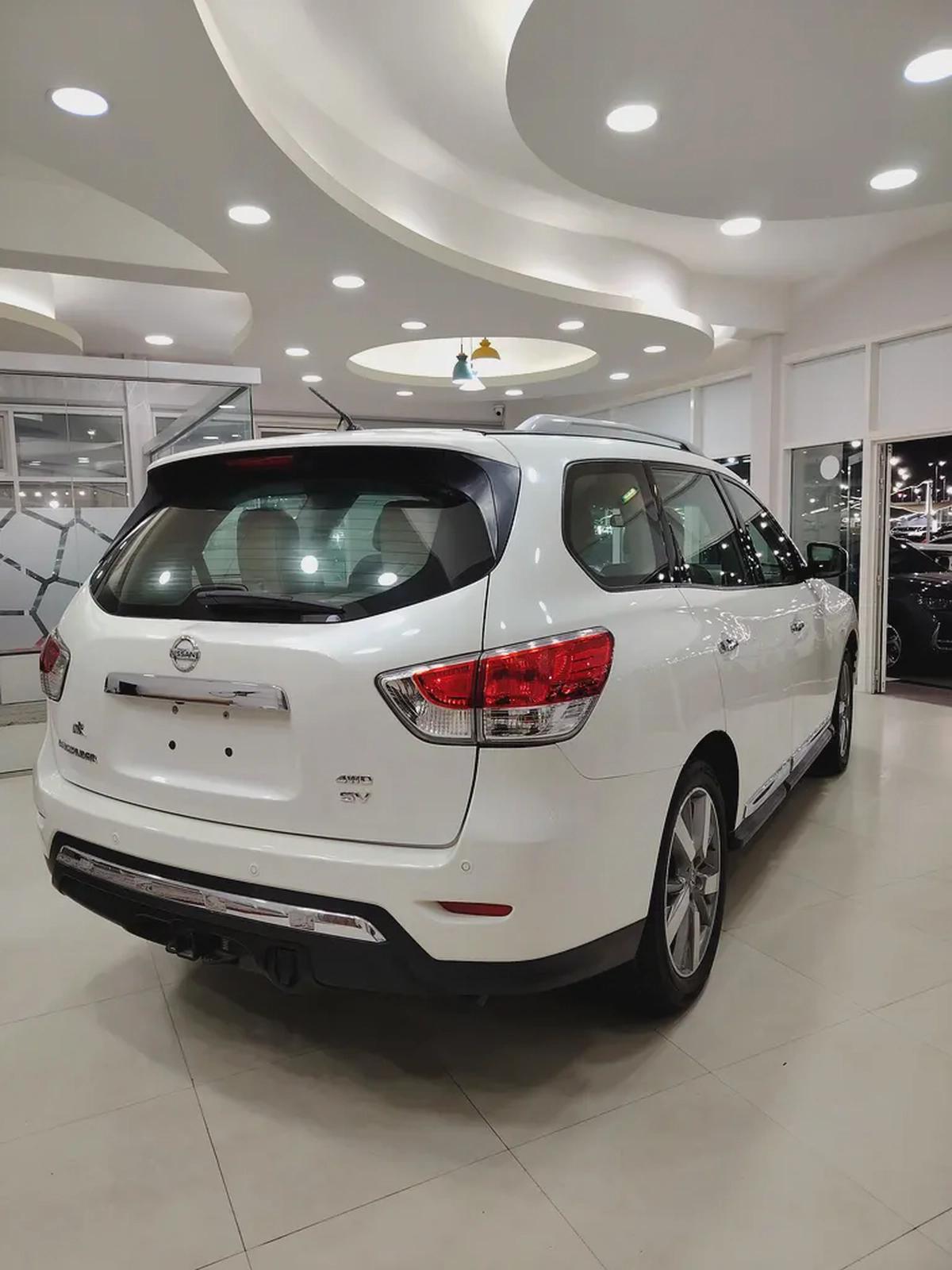 Nissan pathfinder SV 2017-2-2