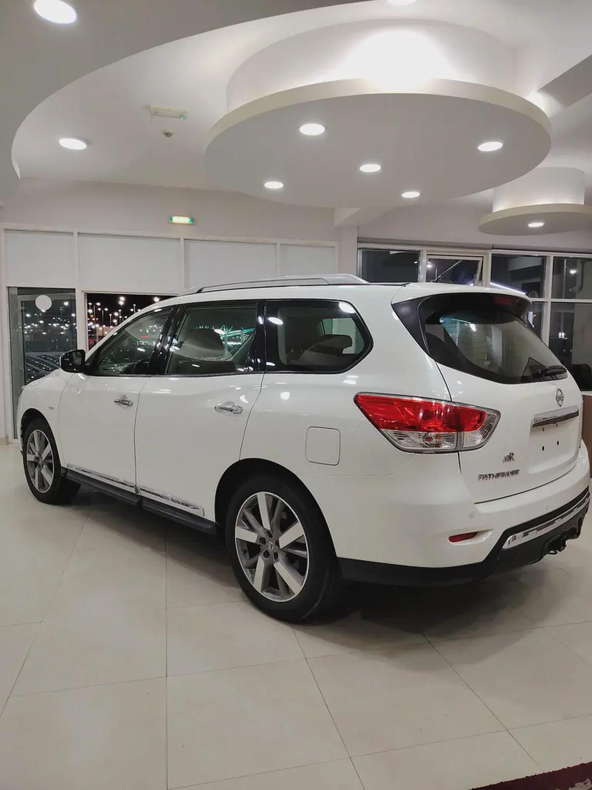 Nissan pathfinder SV 2017-3-3