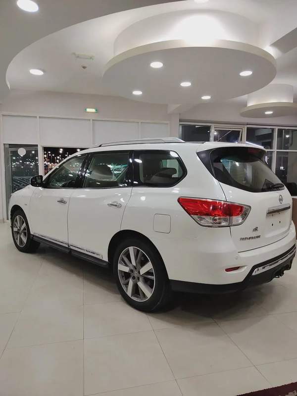 Nissan pathfinder SV 2017
