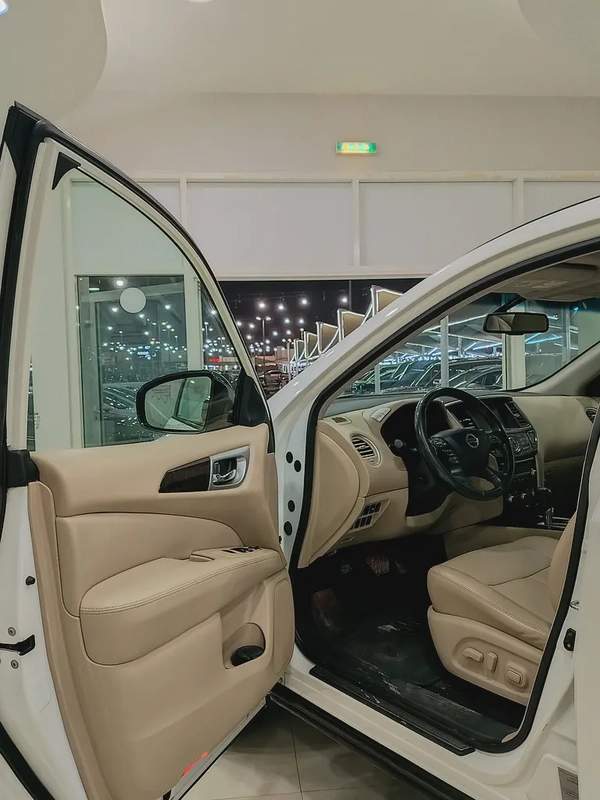 Nissan pathfinder SV 2017
