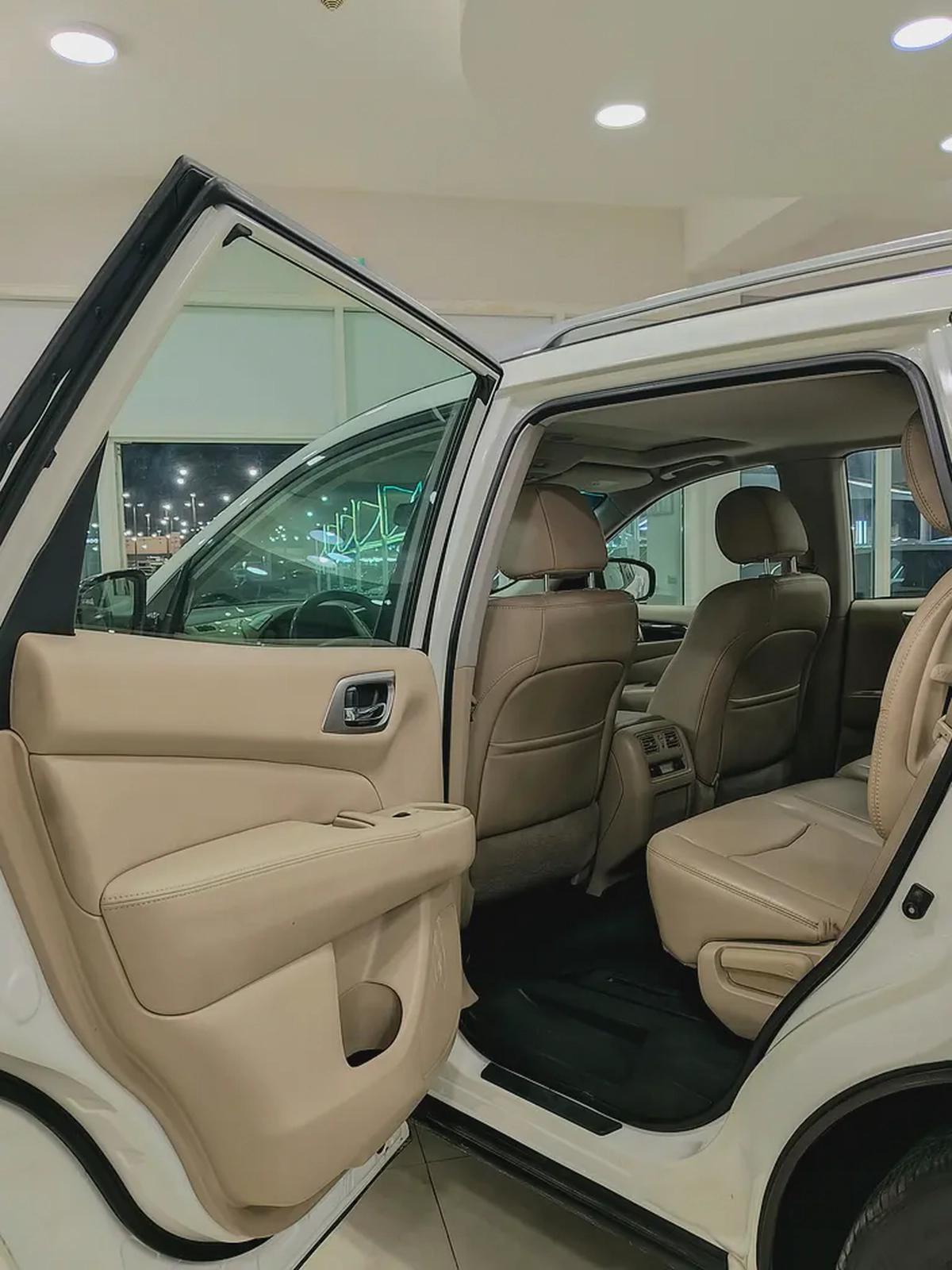 Nissan pathfinder SV 2017-6-6