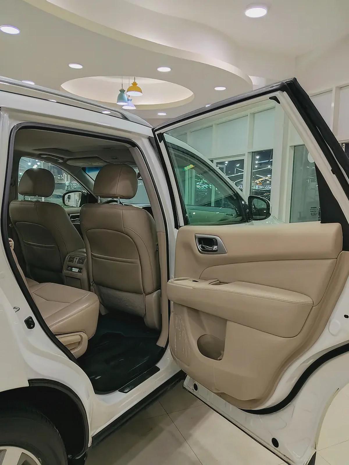 Nissan pathfinder SV 2017-8-8