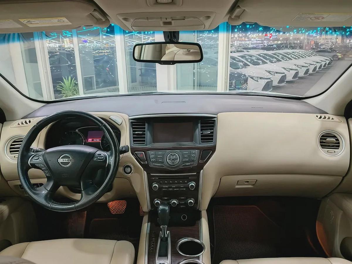 Nissan pathfinder SV 2017-9-9