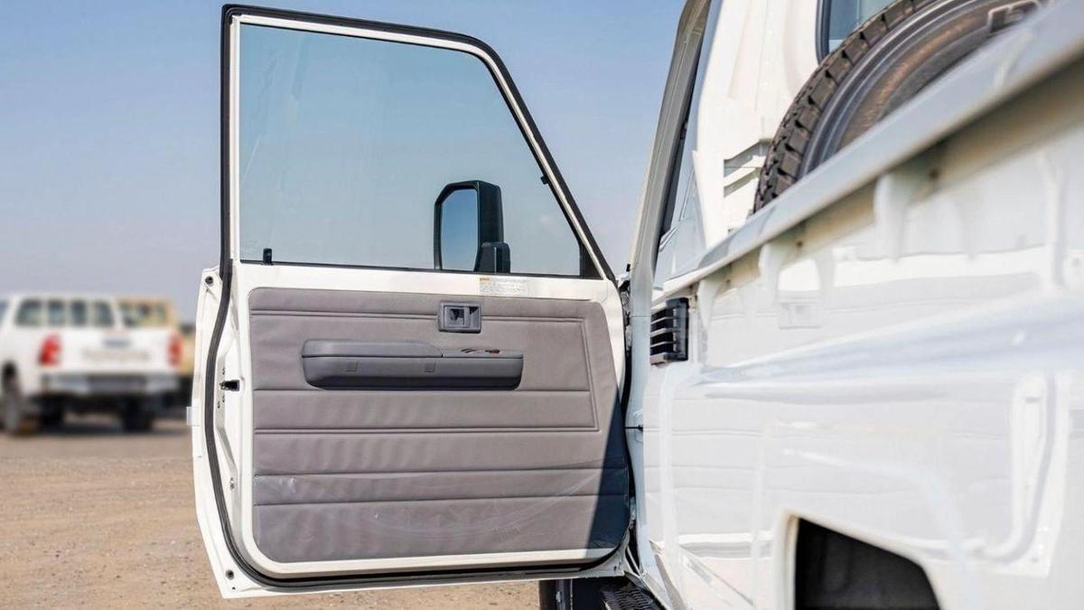 Toyota Land Cruiser Pick Up Toyota Land Cruiser Pick-up LC 79 SC 4.2L Diesel MT MY2025-8-8