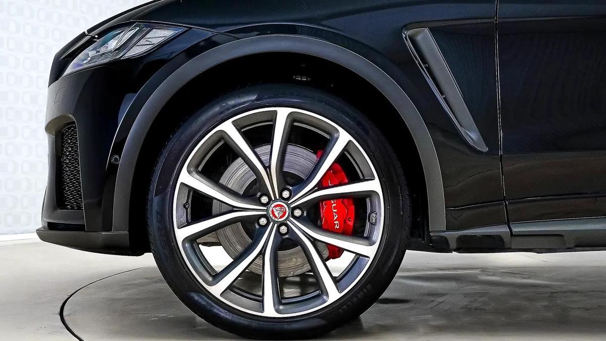 Jaguar F-Pace SVR-11-11