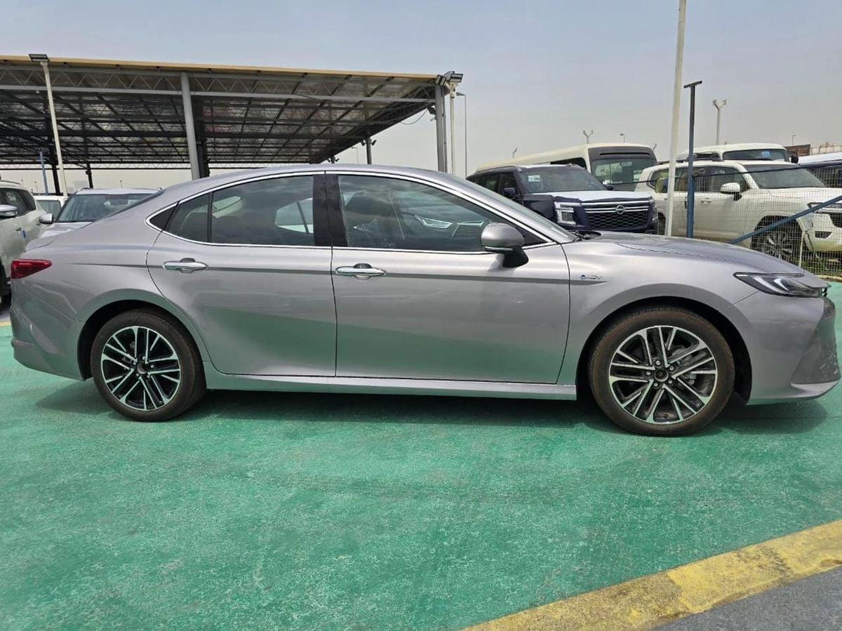 Toyota Camry GLE 2.5L Hybrid-2-2