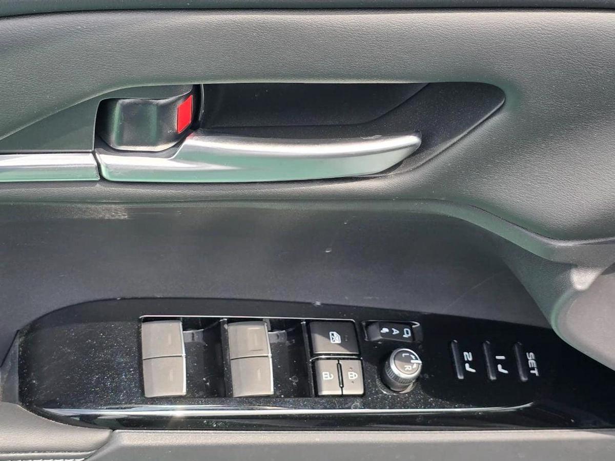 Toyota Camry GLE 2.5L Hybrid-5-5