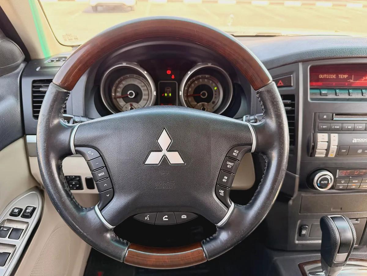 Mitsubishi Pajero GLS V6 3.8 Full Options 7 Seater 2014 Model GCC Specs With Partial Service History-13-13
