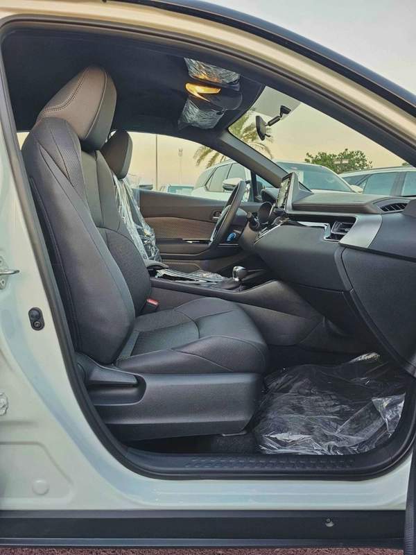Toyota CHR LUXURY / 1.8L HYBRID / DOUBLE TONE / PUSH START / LEATHER SEATS / FULL OPTION (CODE# 67991)