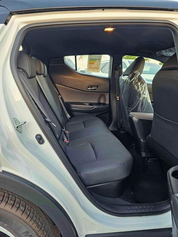 Toyota CHR LUXURY / 1.8L HYBRID / DOUBLE TONE / PUSH START / LEATHER SEATS / FULL OPTION (CODE# 67991)