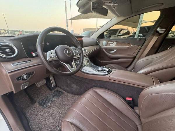 Mercedes-Benz E300 Premium 2.0L