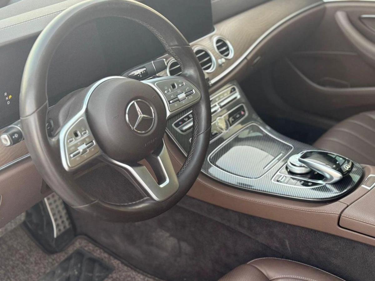 Mercedes-Benz E300 Premium 2.0L-6-6