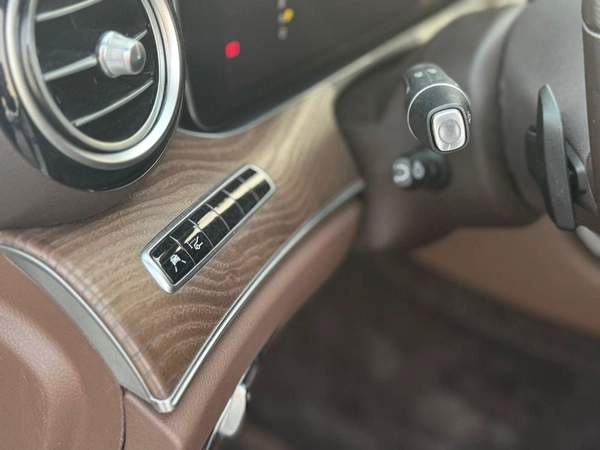 Mercedes-Benz E300 Premium 2.0L