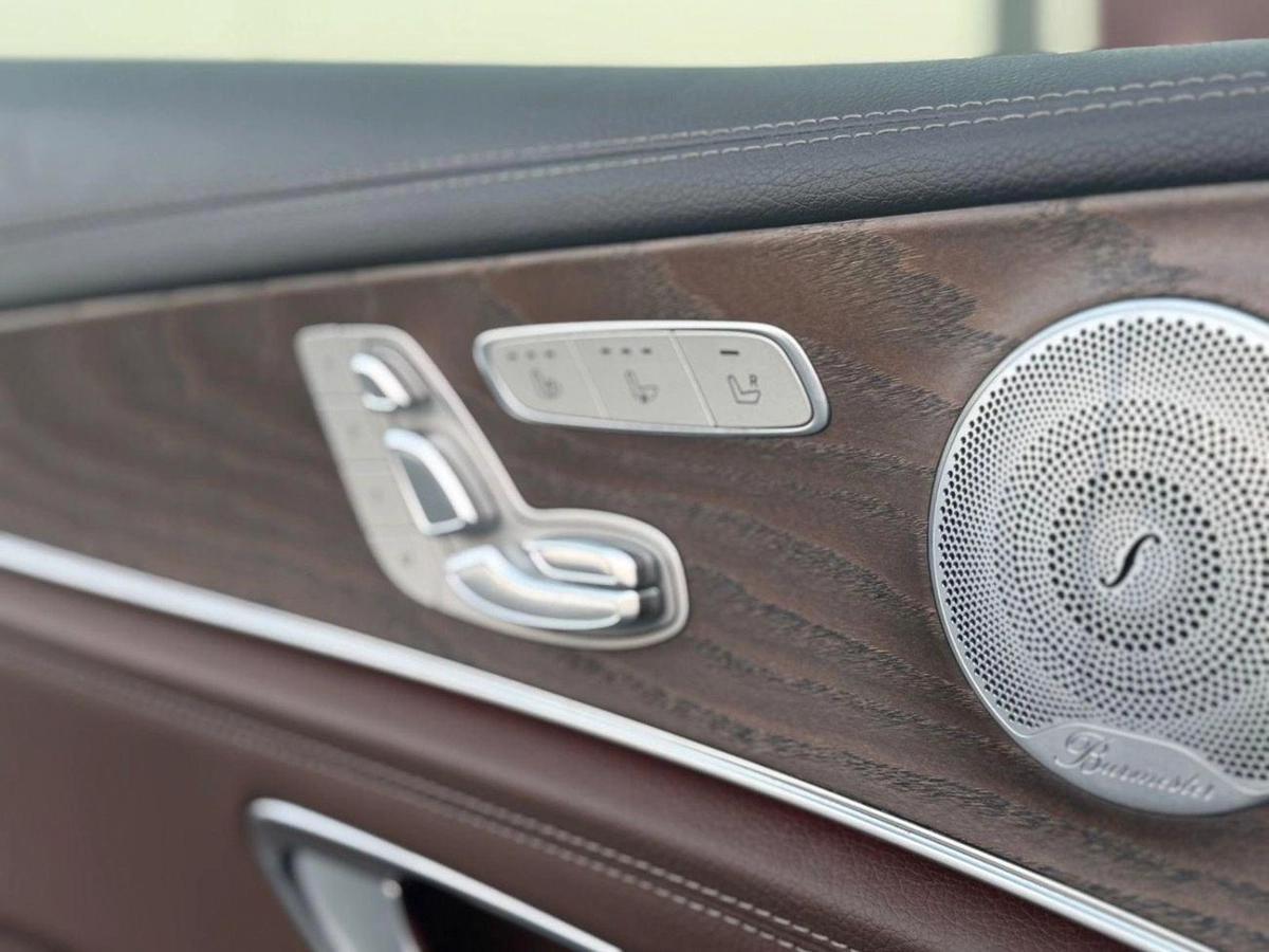 Mercedes-Benz E300 Premium 2.0L-8-8