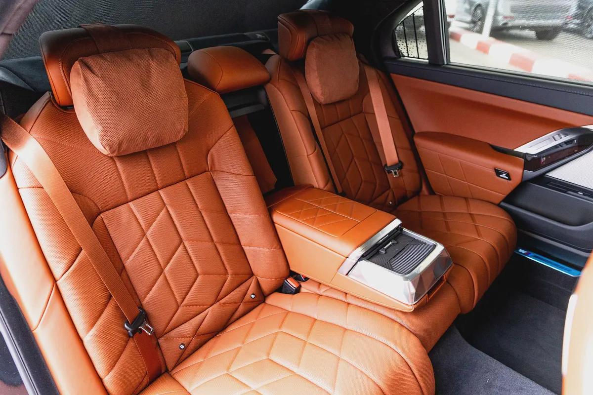 BMW 740i M Sport Individual – 2026 | GCC | Only 2,141 KM | AED 449,000-12-12