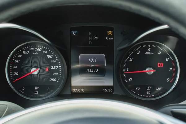 2016 - BENZ C200- SUPER CLEAN - LIKE NEW - ONLY 33,000 KM