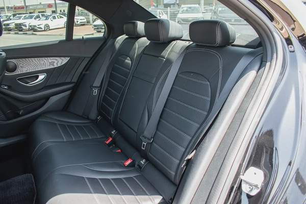2016 - BENZ C200- SUPER CLEAN - LIKE NEW - ONLY 33,000 KM