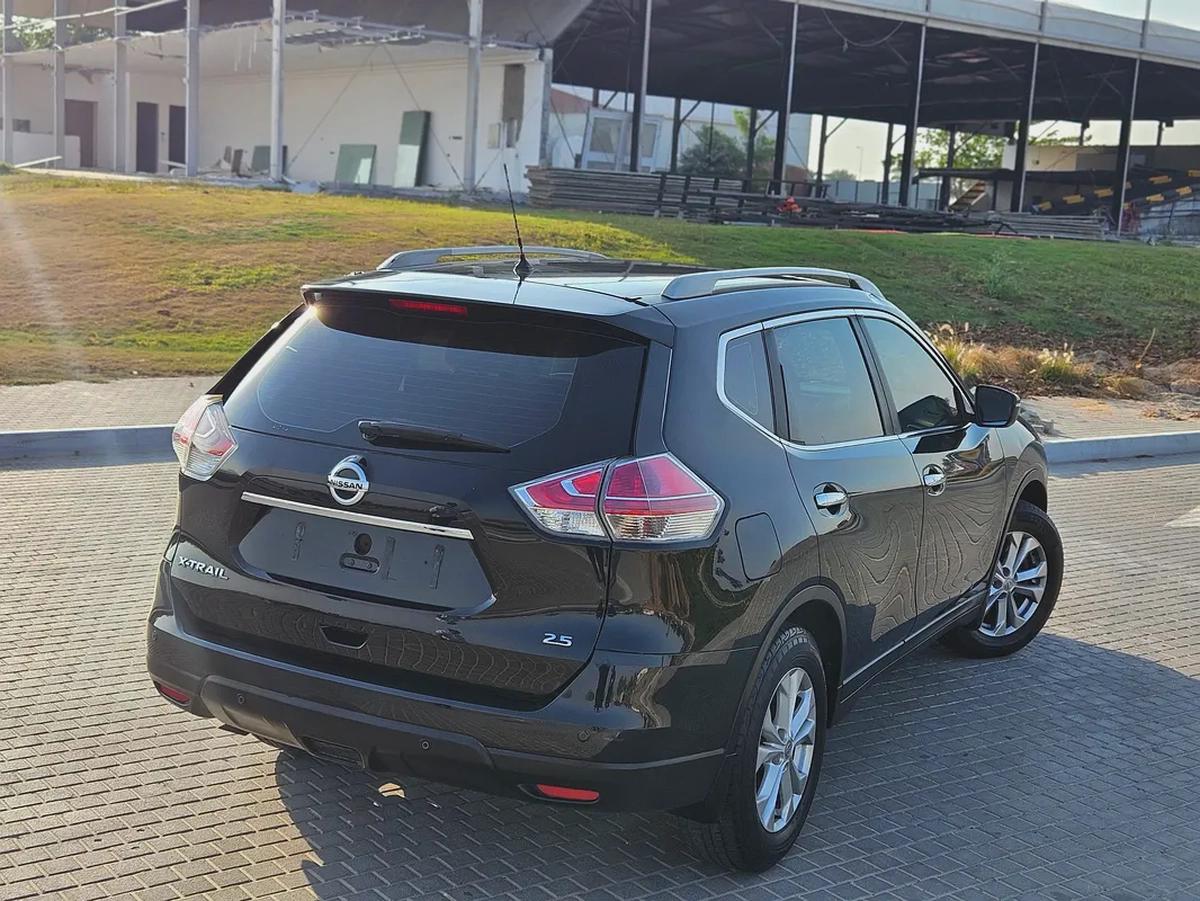 Nissan X Trail 2015 GCC 4WD Premium Condition With Low KM 7 Seater-13-13