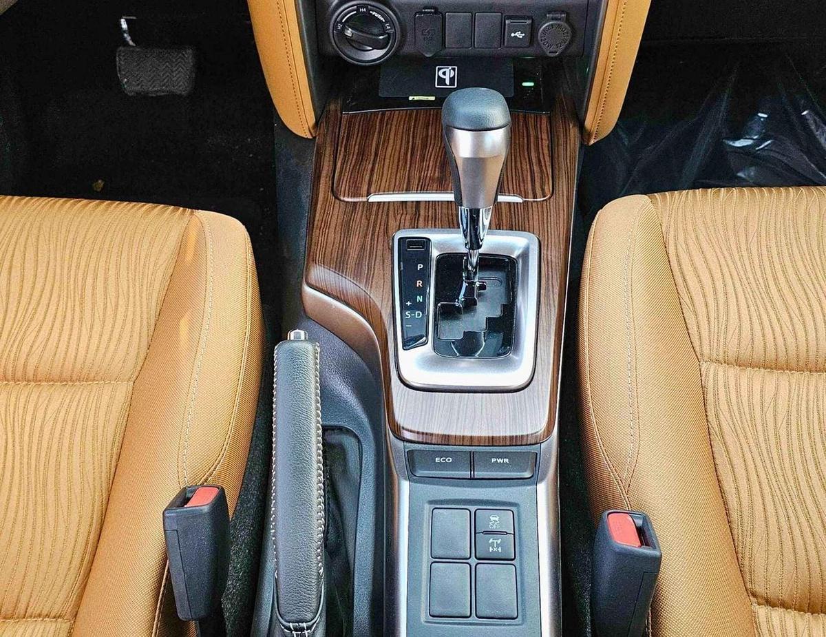 Toyota Fortuner FULL OPTION | 2.7L V4 PETROL | PUSH START | DVD CAMERA | AUTO A/C (CODE # FPF2)-7-7