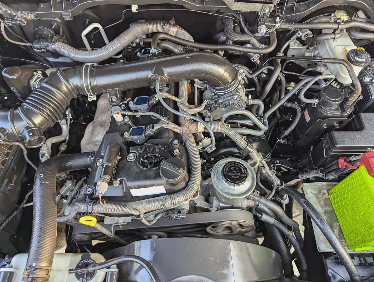 TOYOTA FORTUNER 2017 FACELIFTED 2025 GCC V4 2.7L 4X4 IN PERFECT CONDITION-9-9