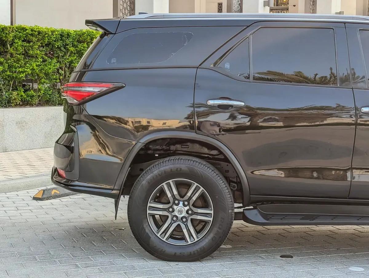 TOYOTA FORTUNER 2017 FACELIFTED 2025 GCC V4 2.7L 4X4 IN PERFECT CONDITION-10-10