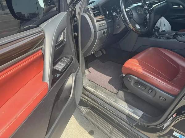 Lexus LX 570 Platinum 2019 GCC Specs - Pristine Condition