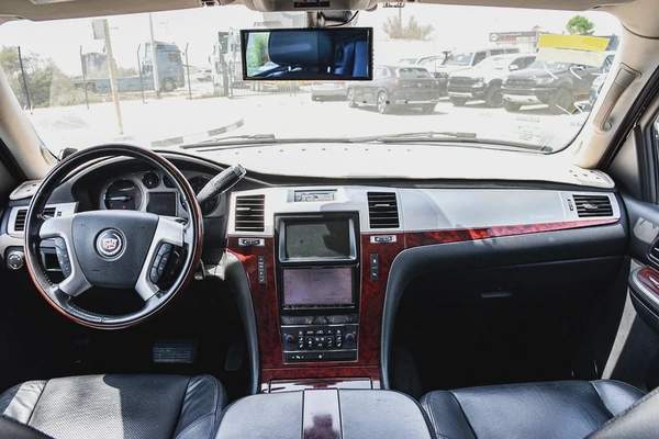 2011 - CADILLAC ESCALADE - SUPER CLEAN - ONLY 153,000 KM